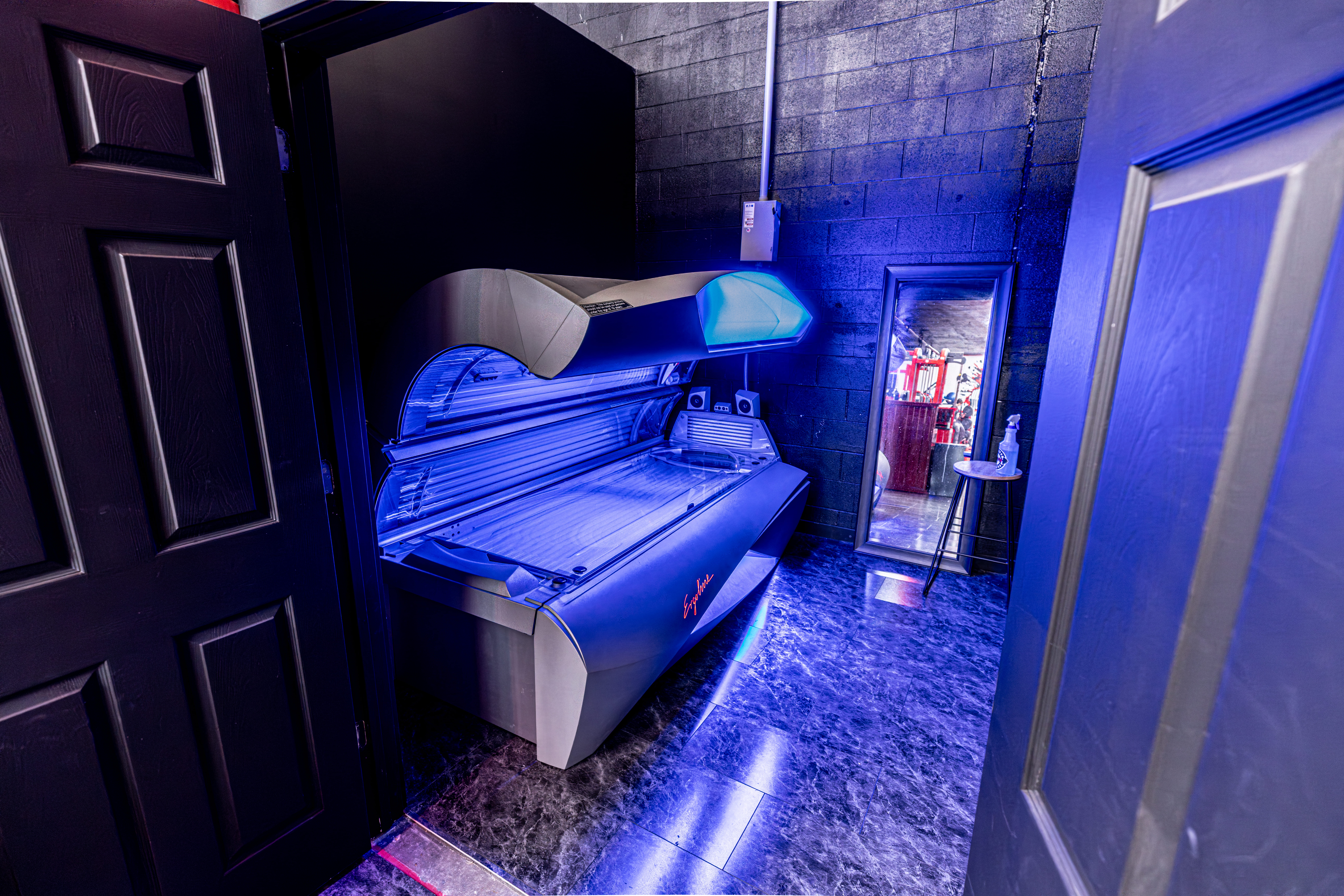 Mid grade lay-down tanning bed.