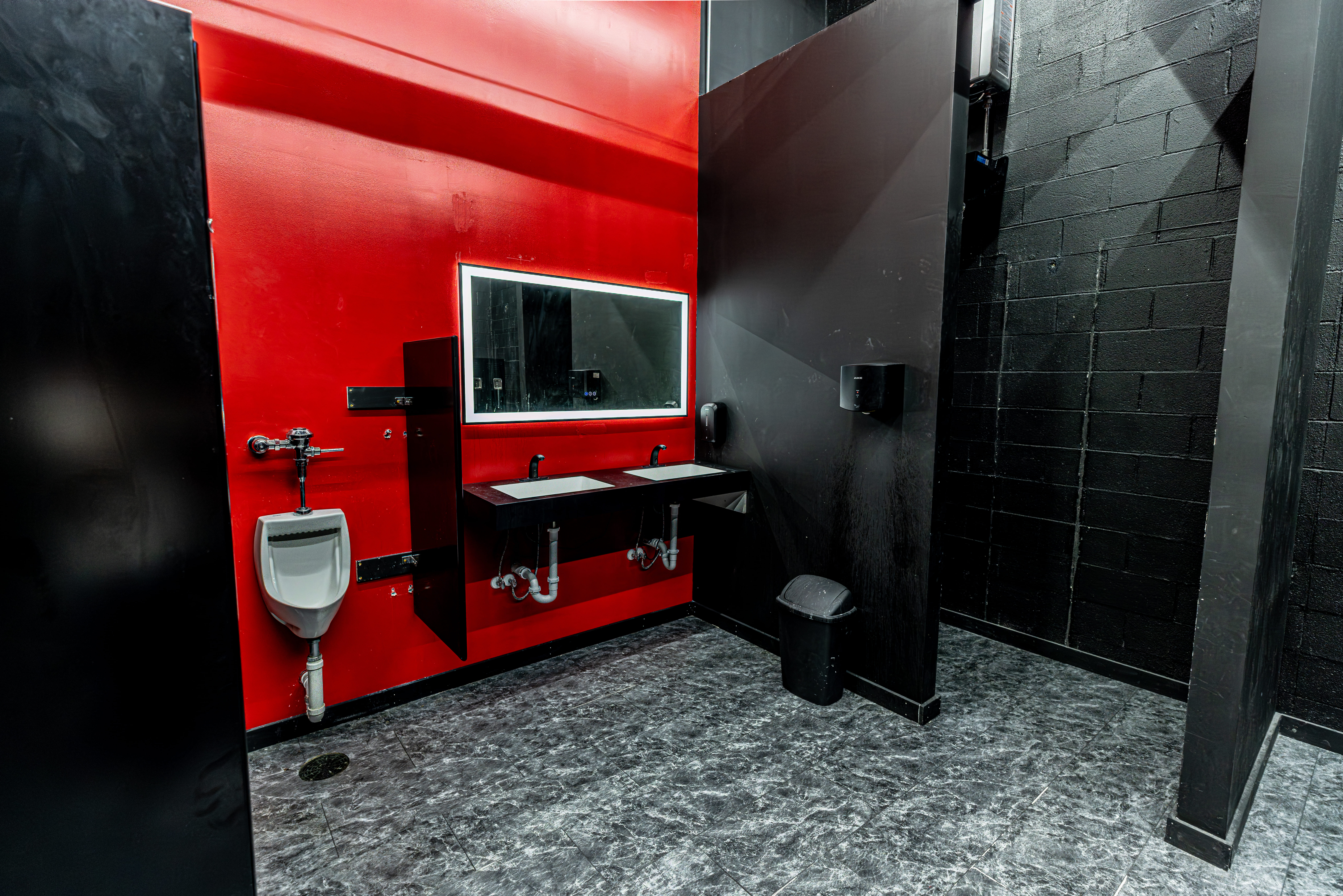 Overview of locker rooms.